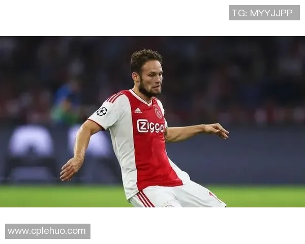 红衣足球明星是谁他在球场上的表现为何引人注目