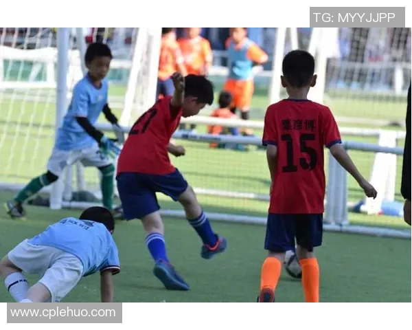 聚焦绿茵英雄双足展现足球巨星力量与激情瞬间 聚焦绿茵英雄双足展现足球巨星力量与激情瞬间