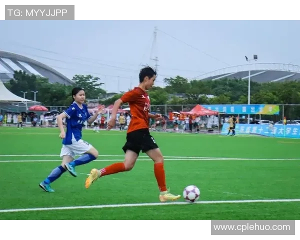 偶遇足球巨星亲身感受赛场外的魅力瞬间与偶像交流的难忘体验